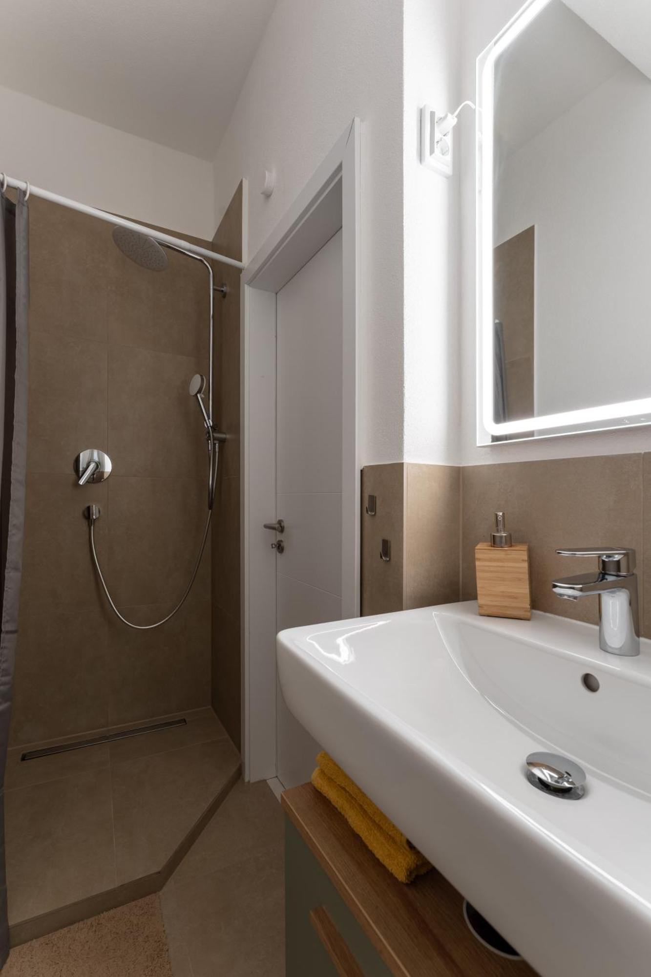 Modern Living - 3-zimmer - Nord, Ruhige Seitenstrasse, Fusslaeufig Strassenbahn * Nuremberg